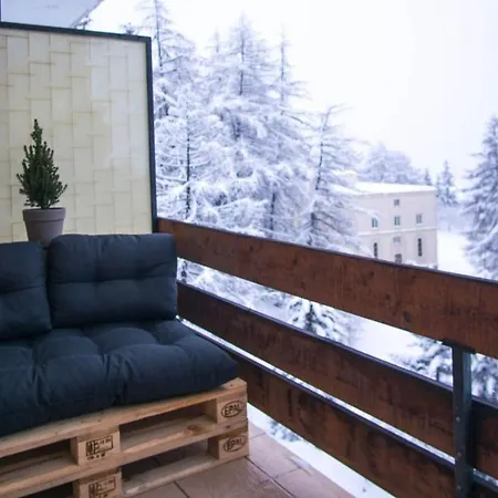 Derby Terrasse Et Vue Sur Les Alpes